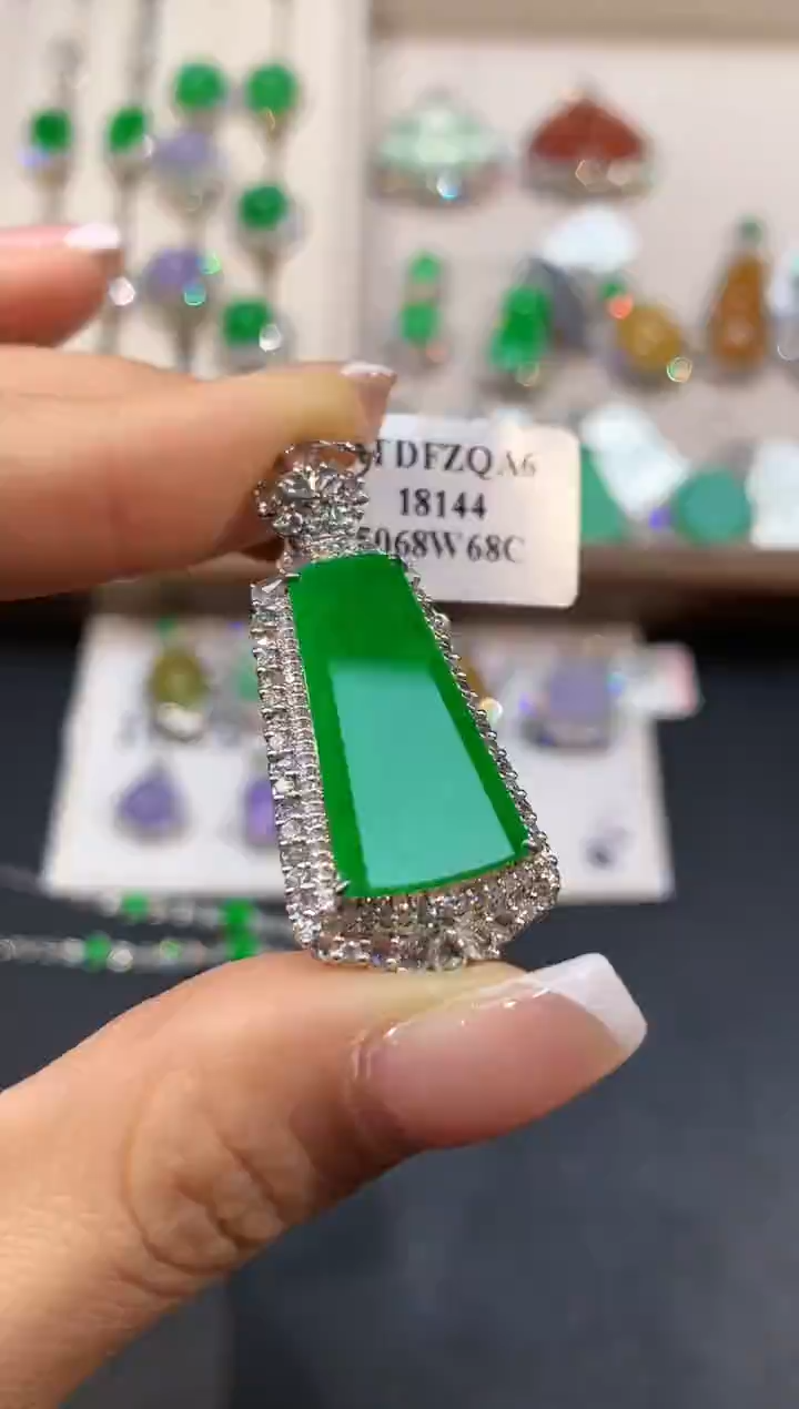 翡翠18K金镶嵌吊坠(不含链)YJ0621多样性发其一