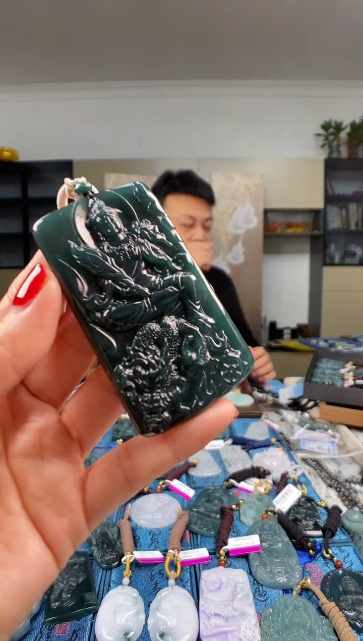 颈饰未镶嵌翡翠 多样性发其一