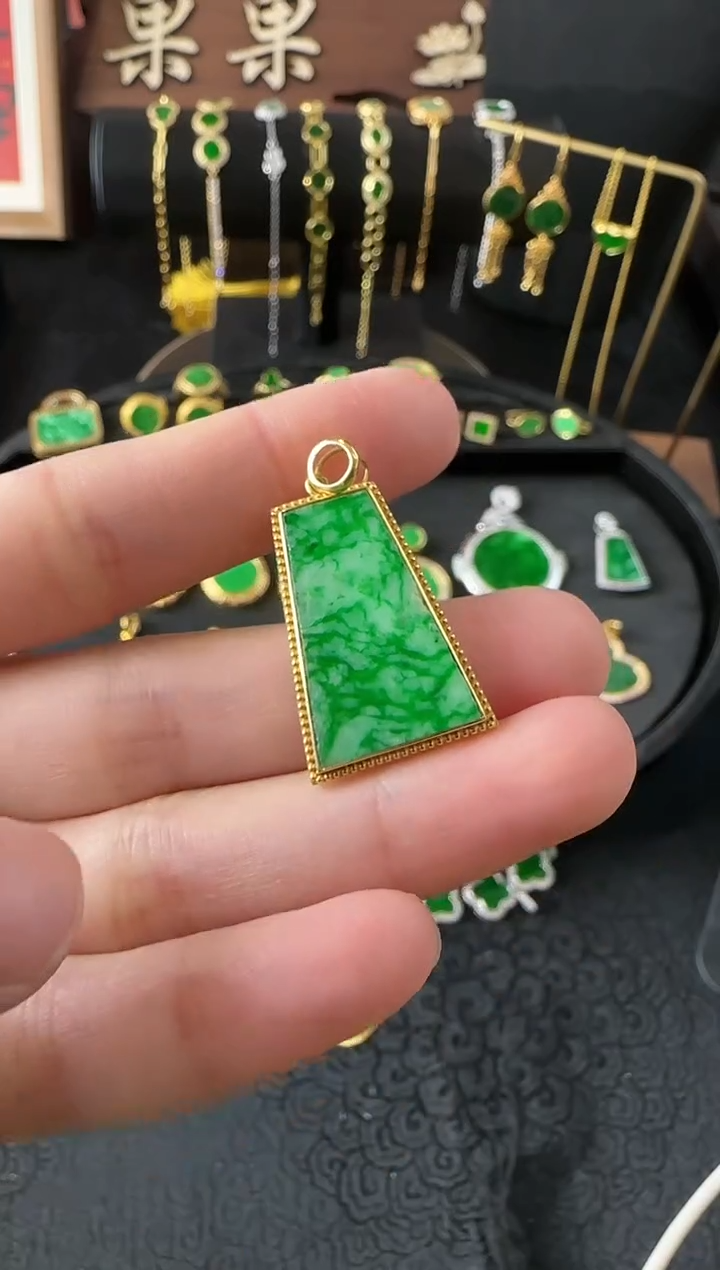 【闪购商品】翡翠颈饰18K金镶嵌吊坠