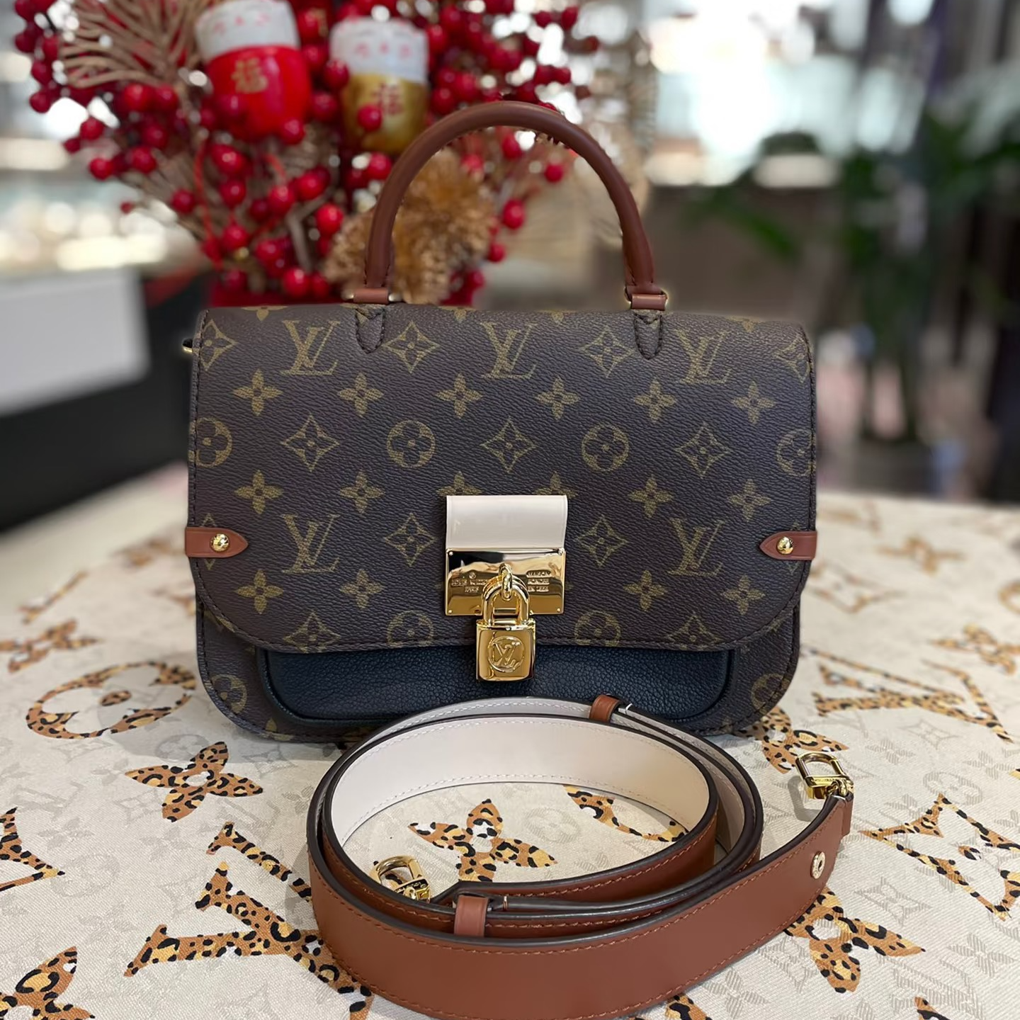 99新 LouisVuitton/路易威登 经典老花锁头邮差包单肩包