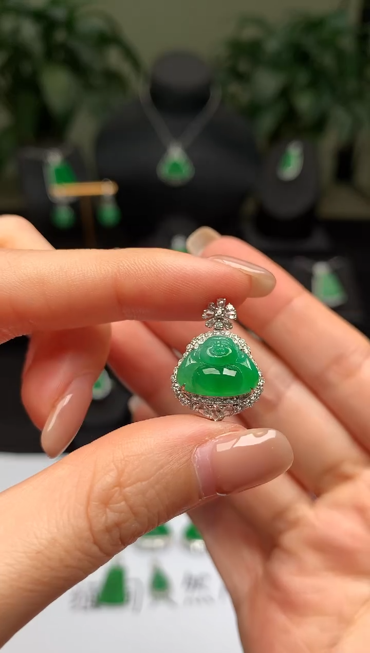 颈饰18K金镶嵌翡翠佛公