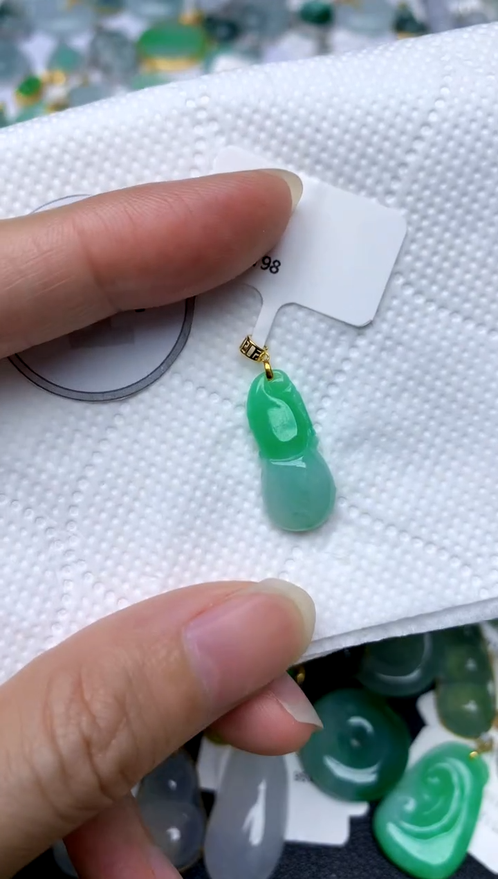 颈饰18K金镶嵌翡翠天然A货翡翠