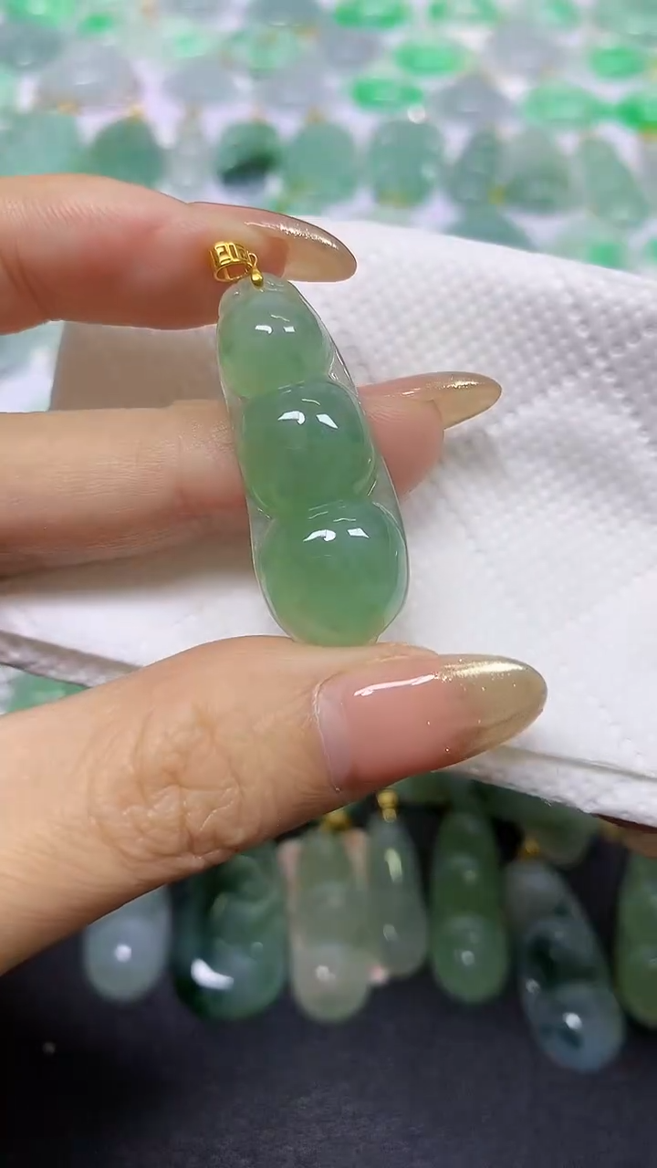颈饰18K金镶嵌翡翠 