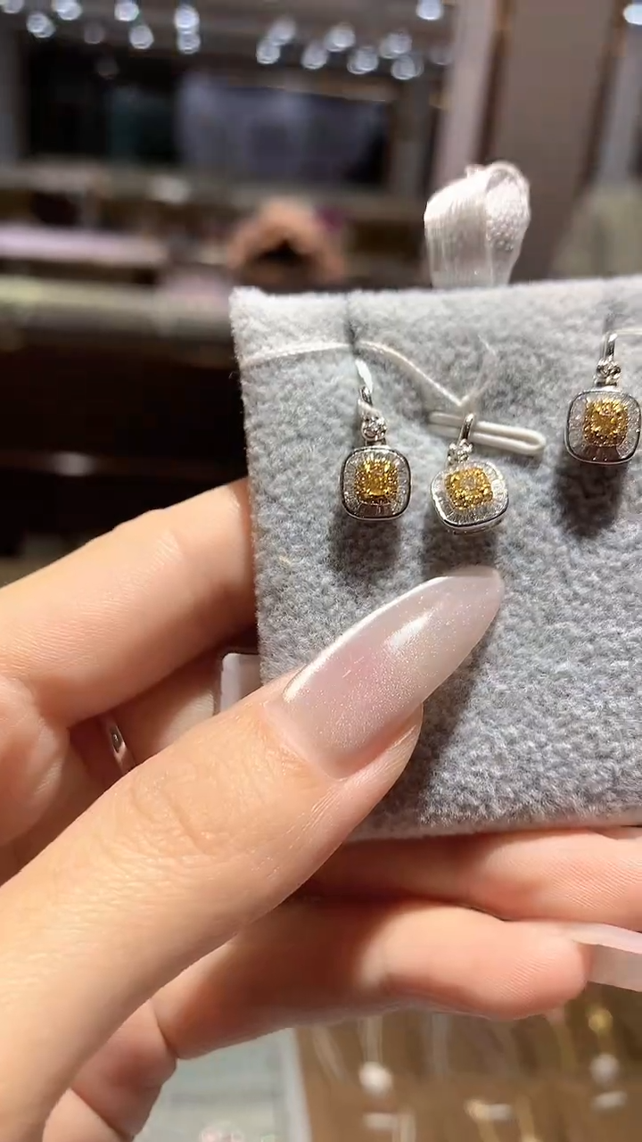 【闪购商品】钻石吊坠18K金镶嵌吊坠多样性发一