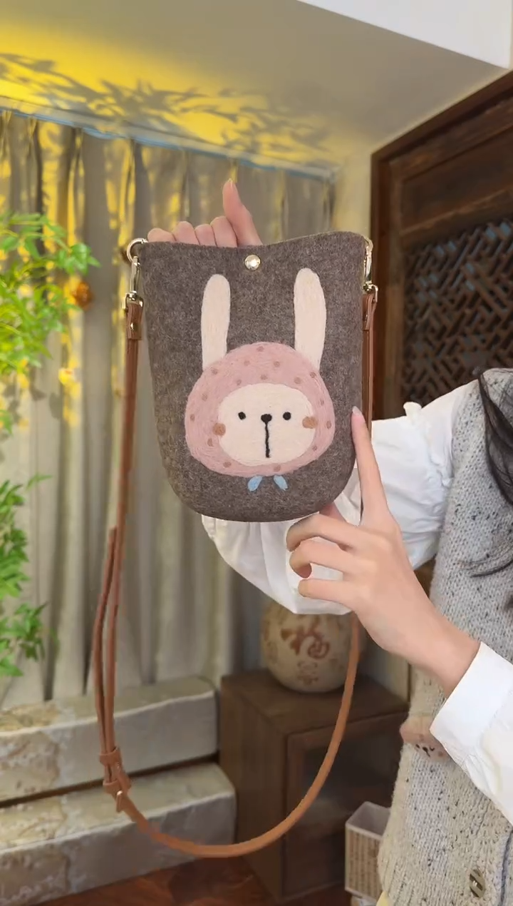 羊毛非遗纯手工包  手机包兔子