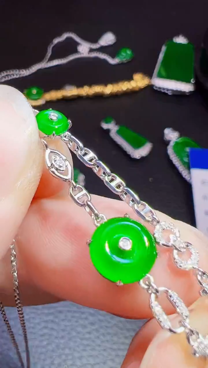 颈饰18K金镶嵌翡翠丽翡翠