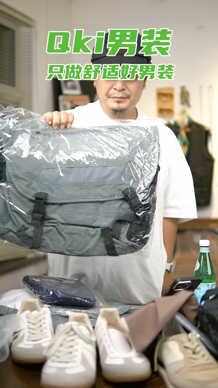 灰色大容量单肩背-可以放 15 寸电脑