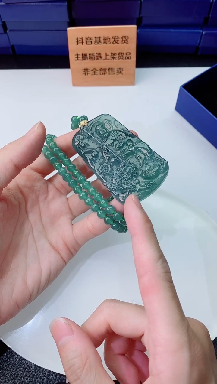 翡翠未镶嵌颈饰   `