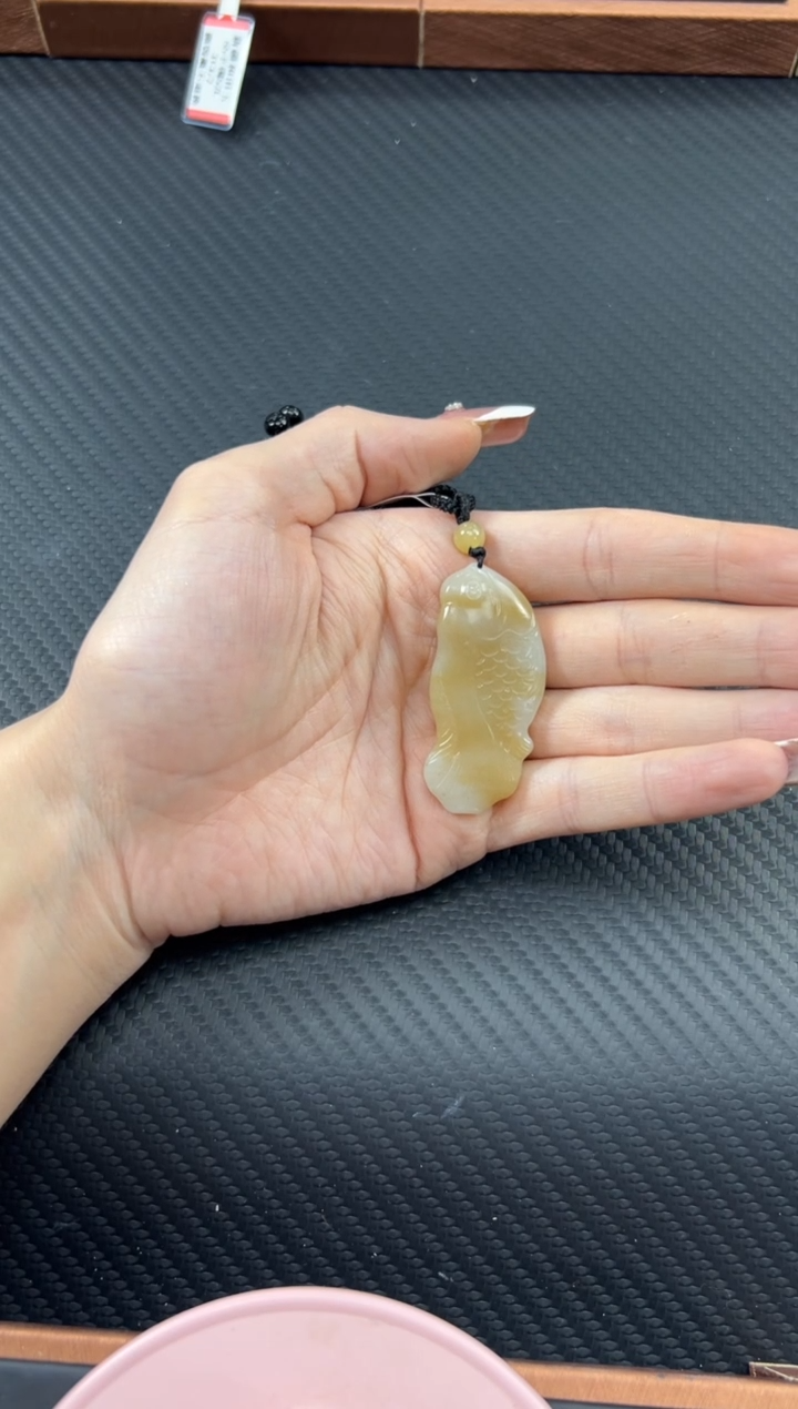 【闪购商品】和田玉吊坠(赠链)未镶嵌且末微色差迪克兰吊坠