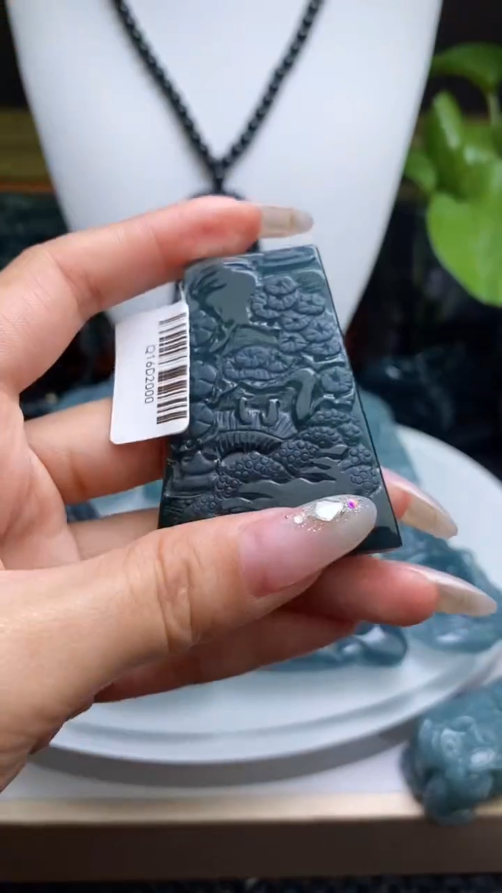 翡翠未镶嵌颈饰                