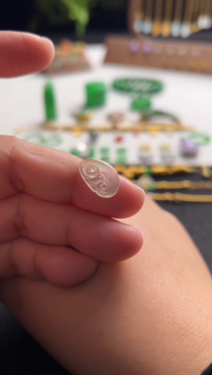 【闪购商品】翡翠裸石未镶嵌如意380