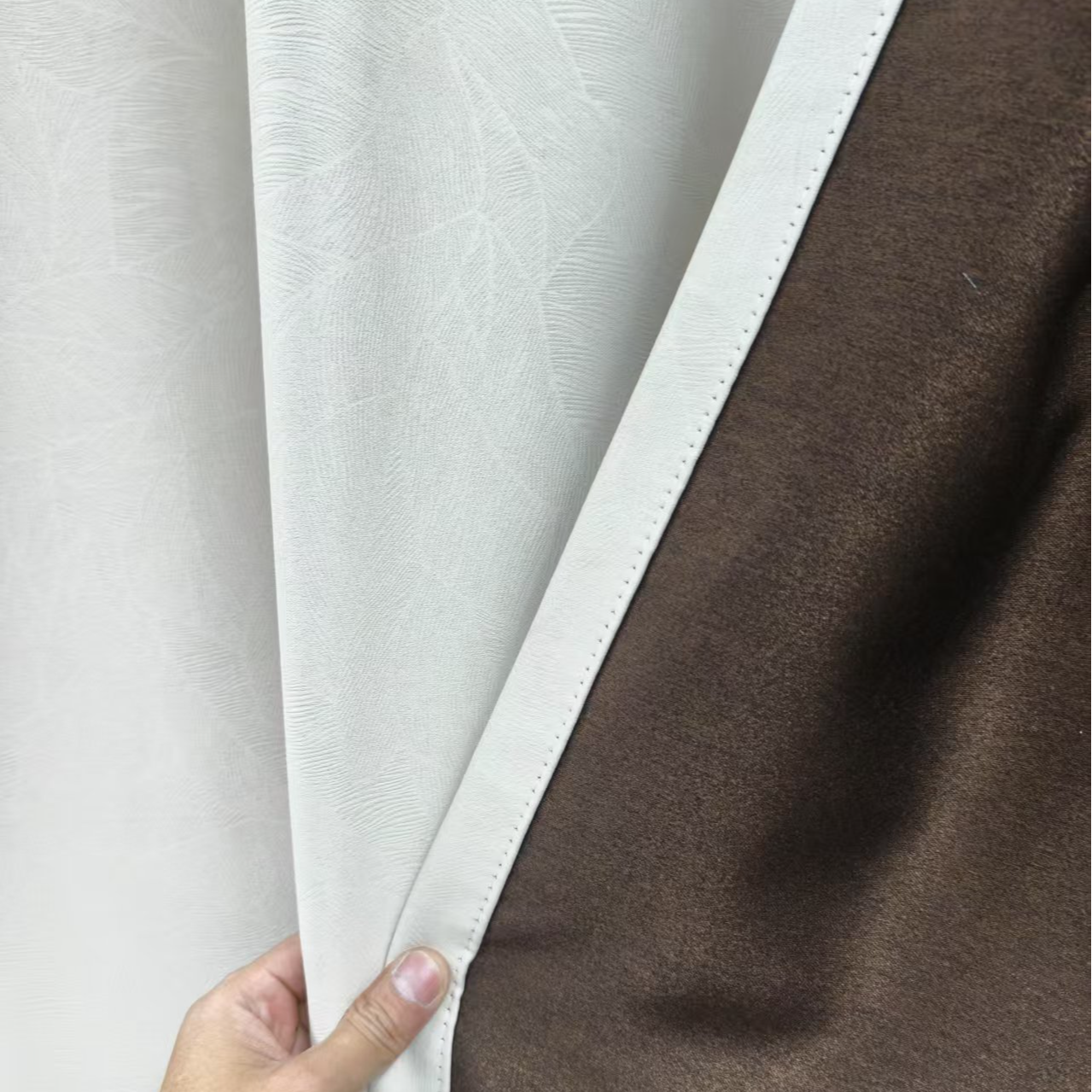 奶茶色全遮光窗帘卧室客厅隔音隔热遮阳厂家直销黑金繁花遮光大师