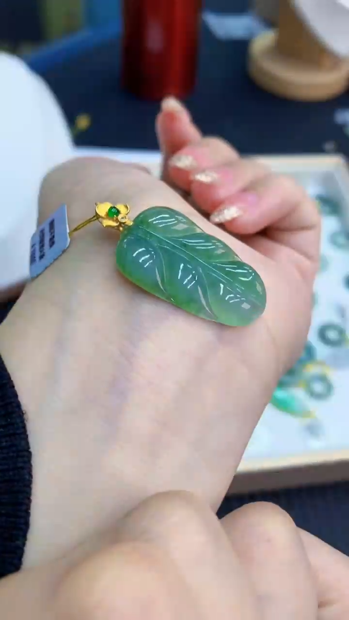 【闪购商品】翡翠18K金镶嵌颈饰            8