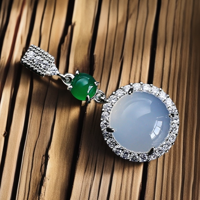 （顾佳甄选）（附带证书+精美礼盒） 时尚百搭合金镶嵌玉髓白色吊坠