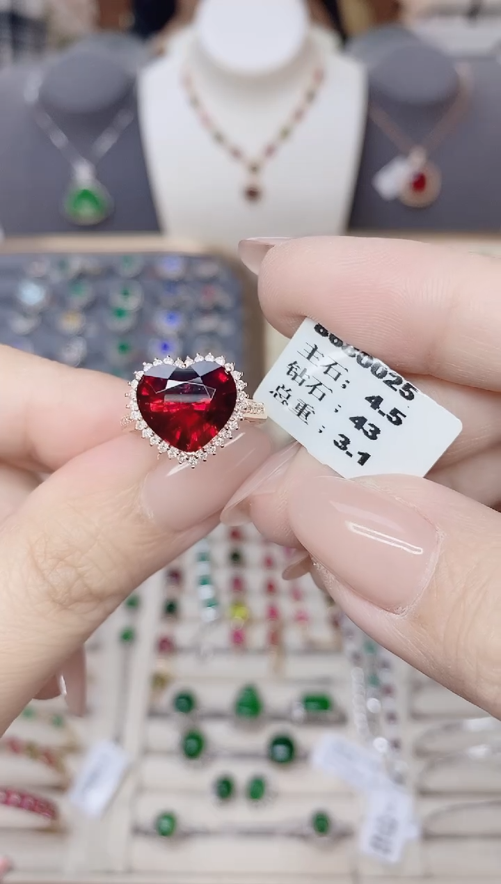 18K金镶嵌碧玺戒指碧玺4.5CT