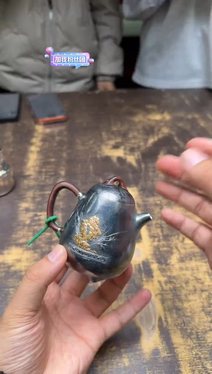 v****y呆坐錾刻嵌金幽兰抱石祥瓜壶