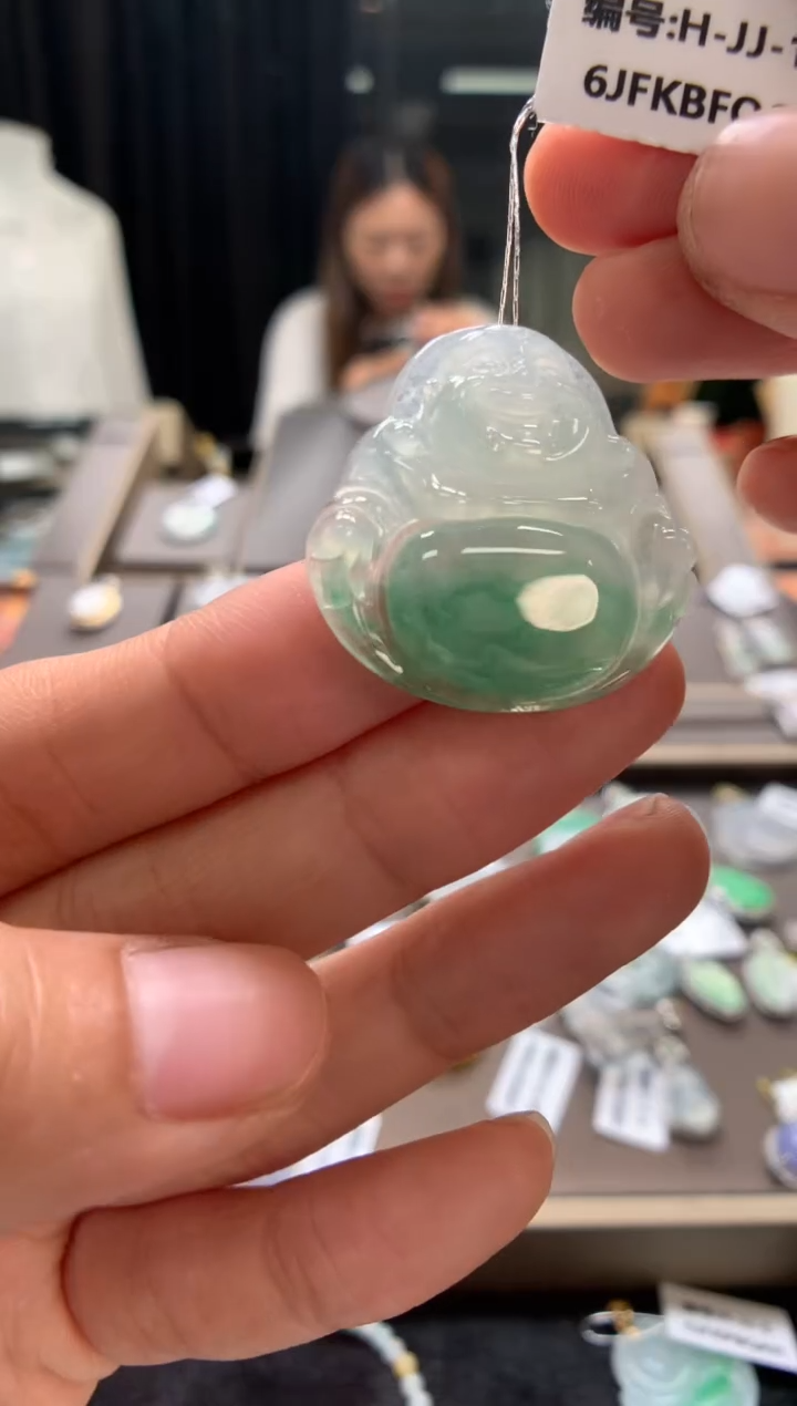 翡翠未镶嵌颈饰佛公