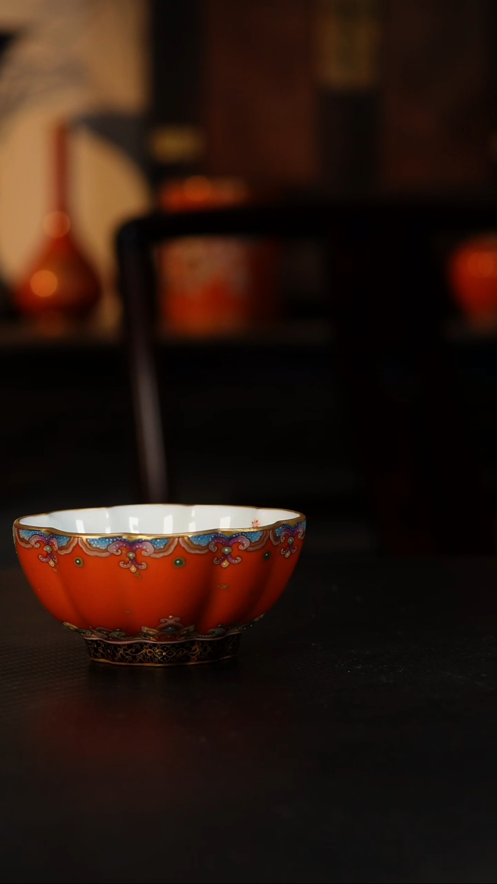 时**人矾红珐琅彩图案海棠杯