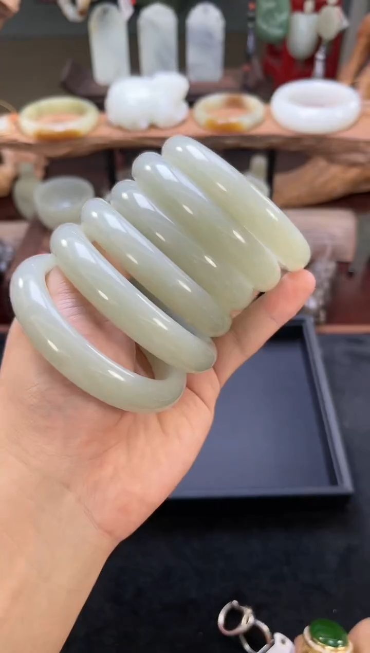 【闪购商品】和田玉手镯未镶嵌D52-58圈且末青白玉A多样性发一