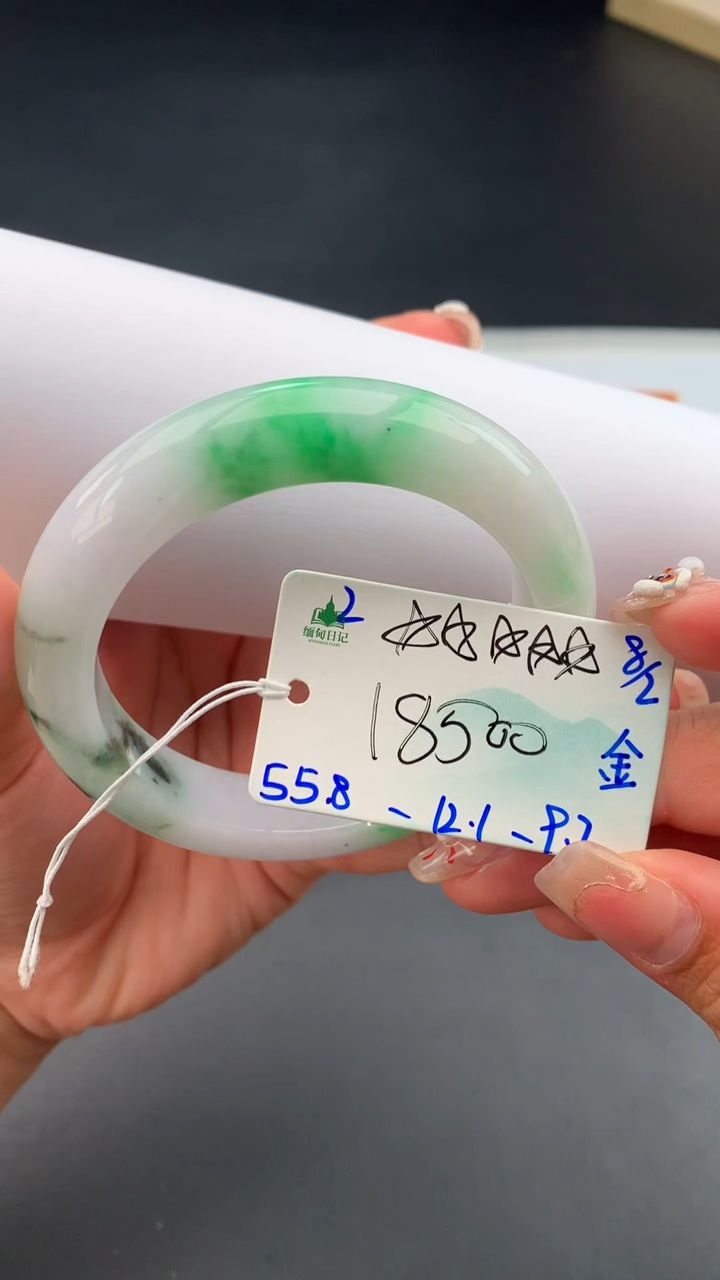 【闪购商品】翡翠手镯未镶嵌 #情人节#送礼，下单联系客服核对地址~