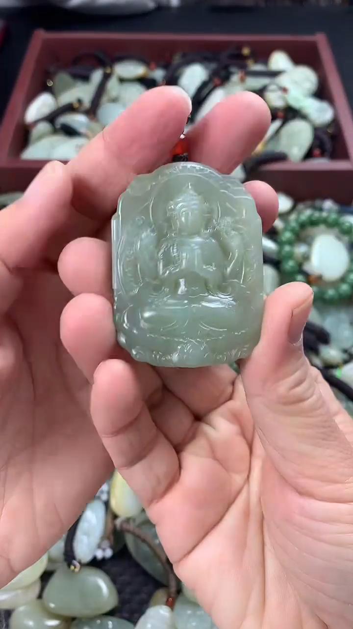 颈饰未镶嵌和田玉（多样性发一件）没有证书有瑕
