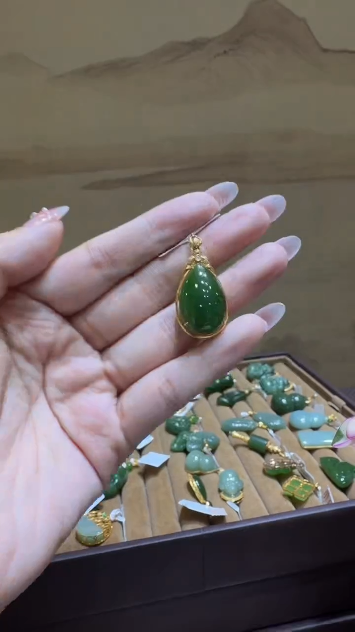 颈饰18K金镶嵌和田玉挂件