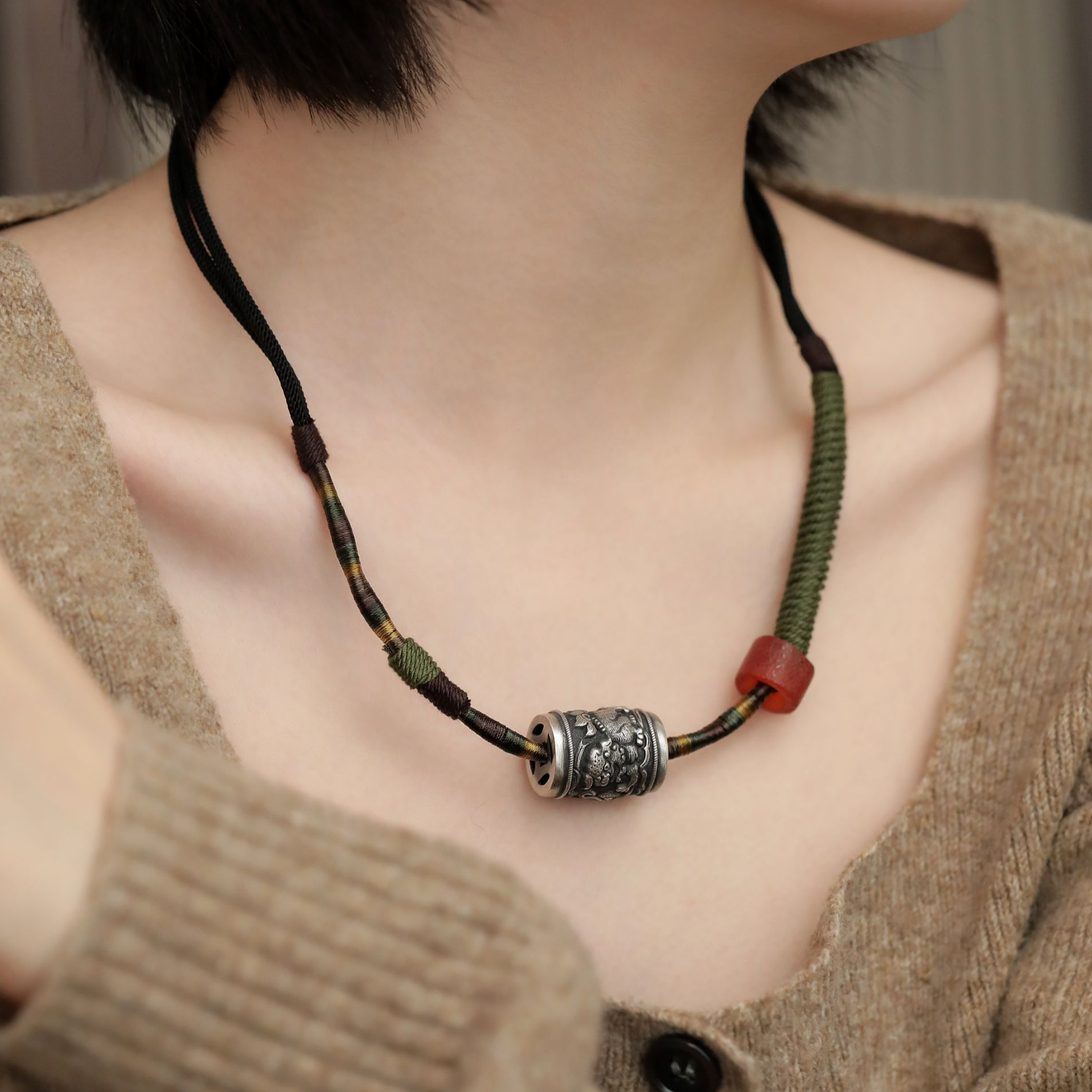 吊坠足银 N18724 狮子踩绣球桶珠红色珠珠编绳项链