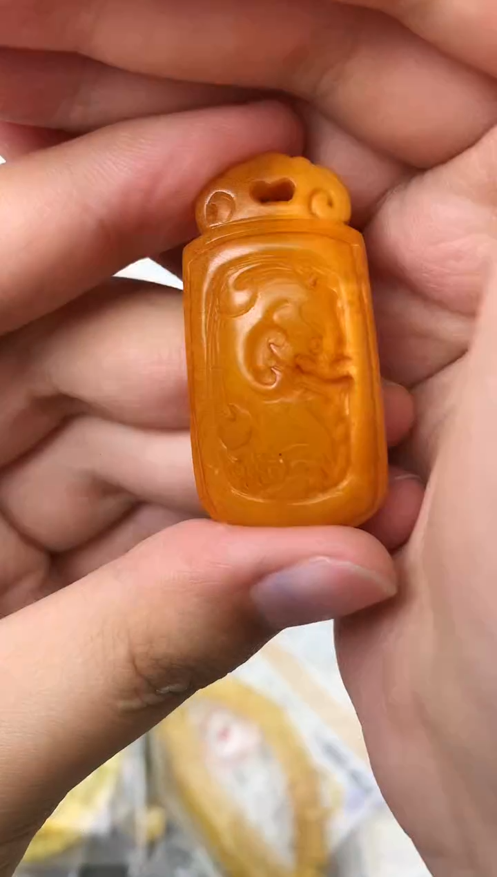 未镶嵌琥珀珠宝奇石160