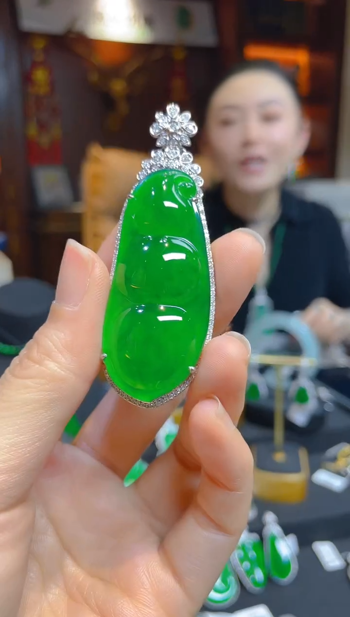 【闪购商品】翡翠颈饰18K金镶嵌119705天然A货翡翠豆子