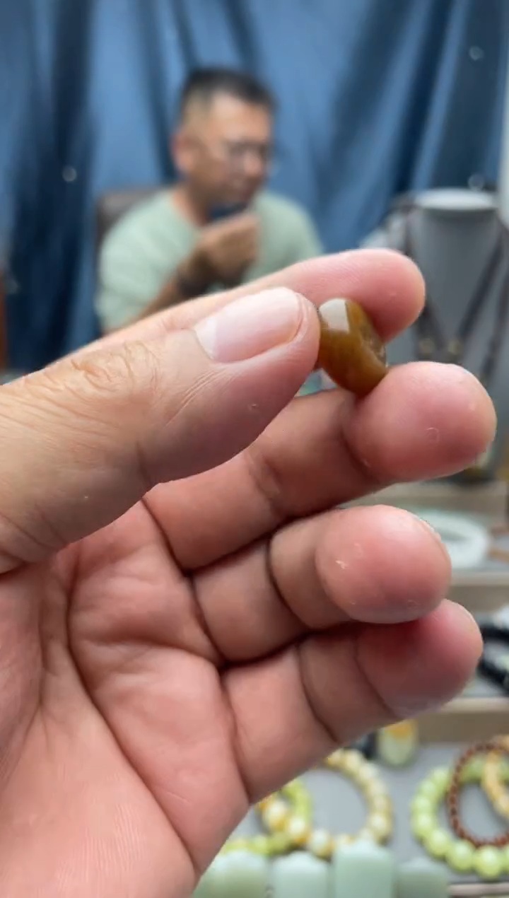 和田玉未镶嵌颈饰像****由平安扣