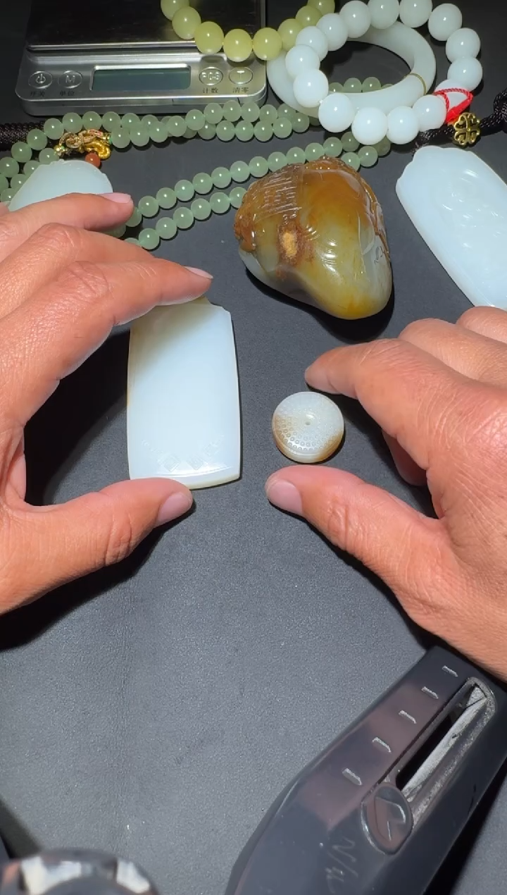 未镶嵌和田玉（糖玉）挂件和田玉