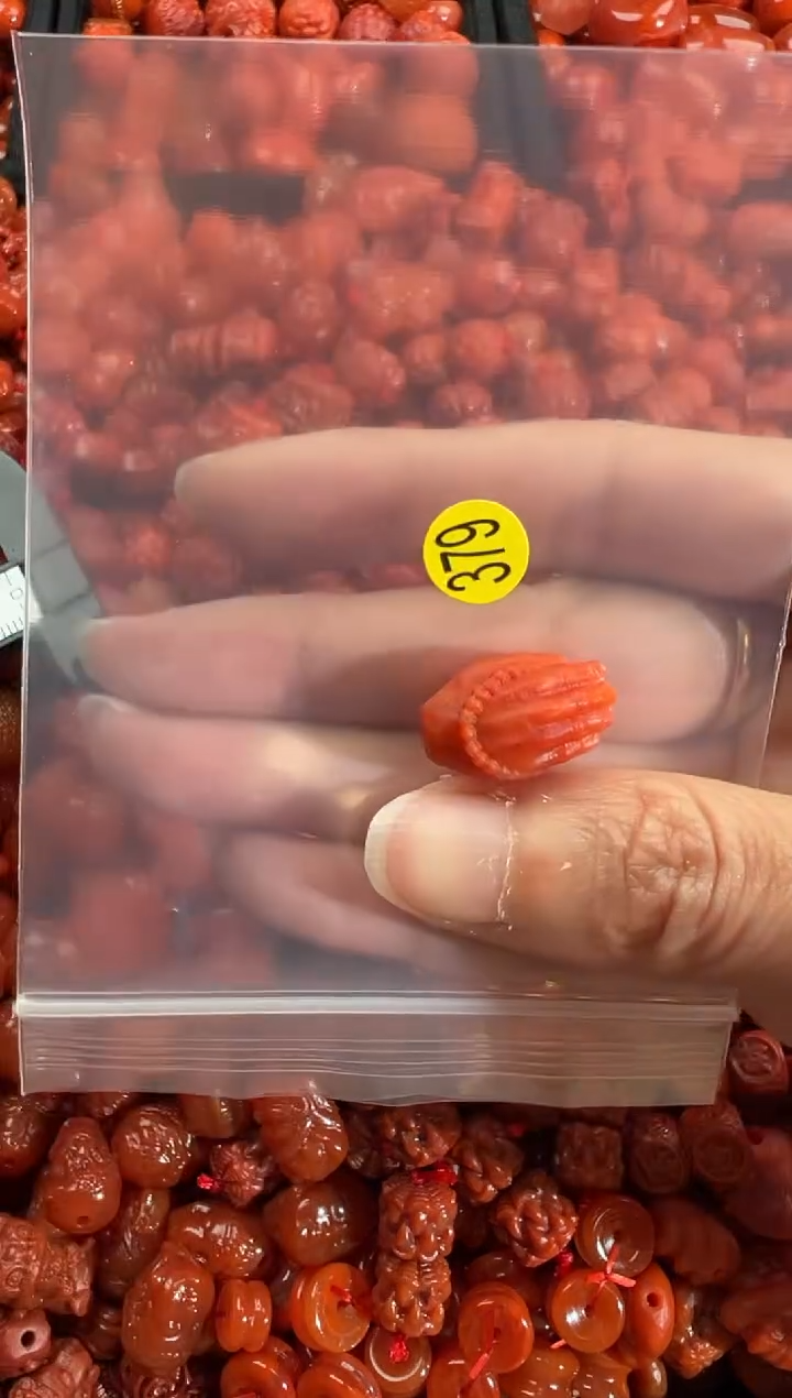 南红玛瑙未镶嵌颈饰1