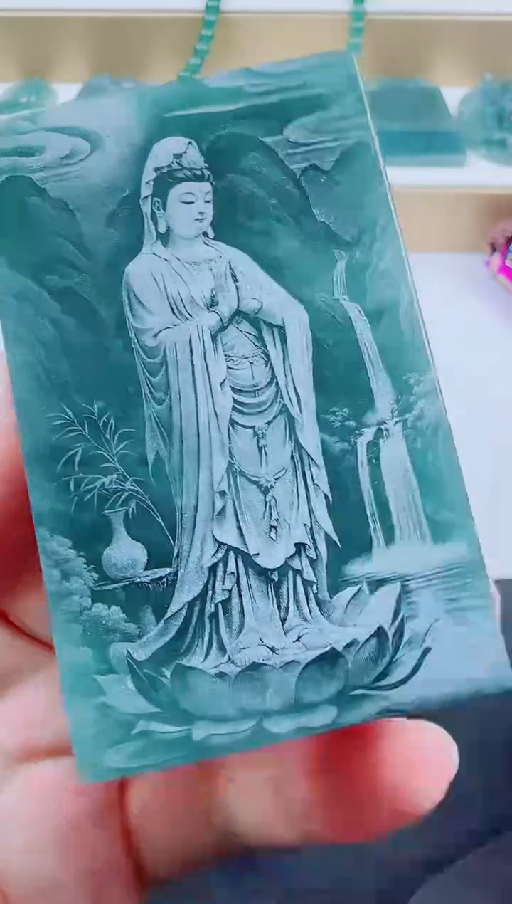 翡翠未镶嵌颈饰方观音