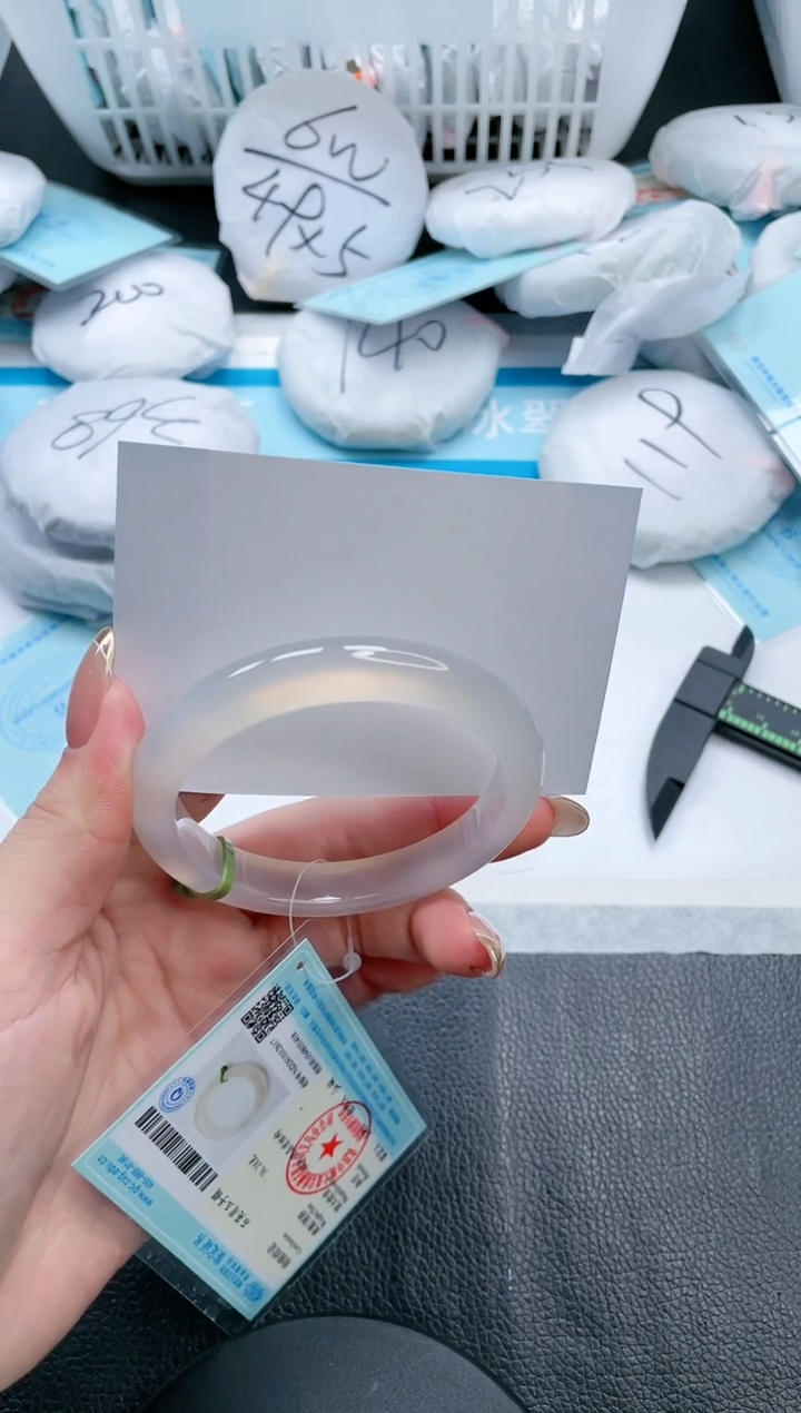 【闪购商品】石英质玉手镯未镶嵌21V333-57