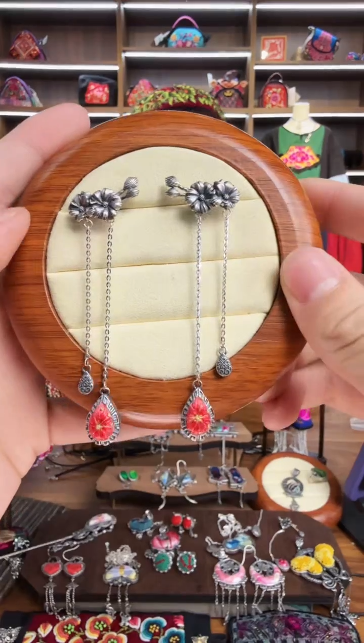 【闪购商品】织绣194蒙阿苏苗绣传承