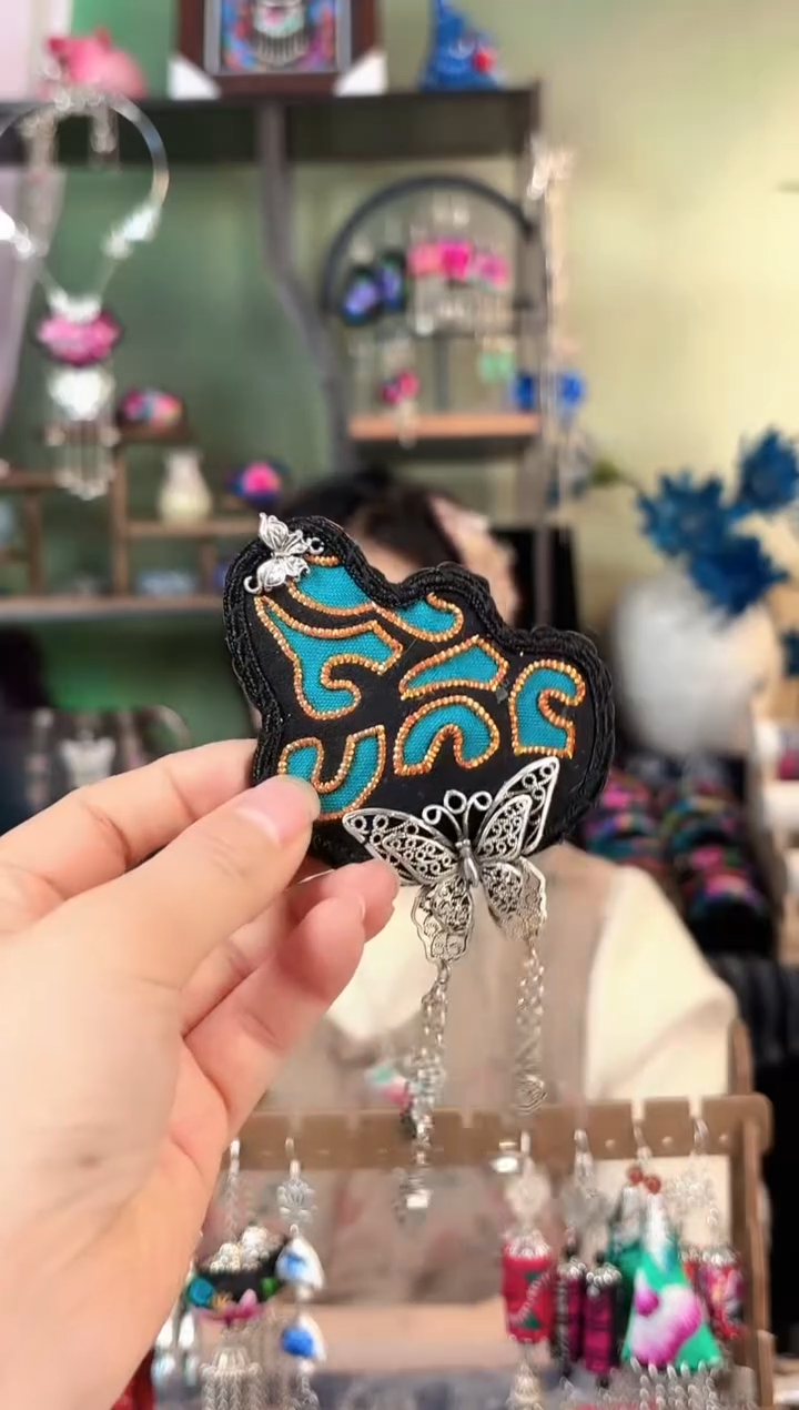 彩云南阁非遗老绣苗银饰品630