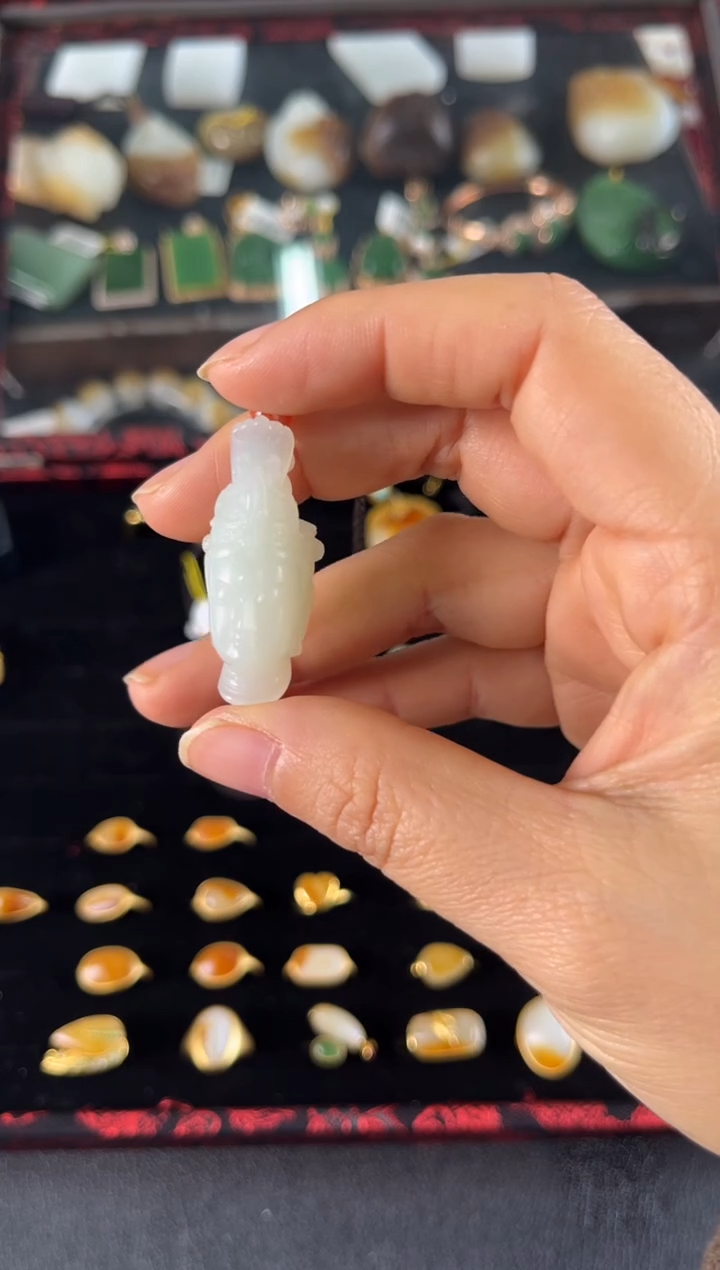 颈饰未镶嵌和田玉吊坠