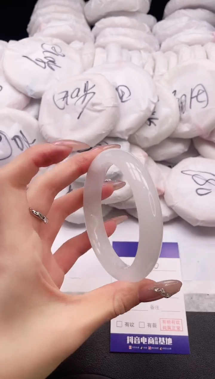 【闪购商品】石英质玉手镯未镶嵌6K220-62