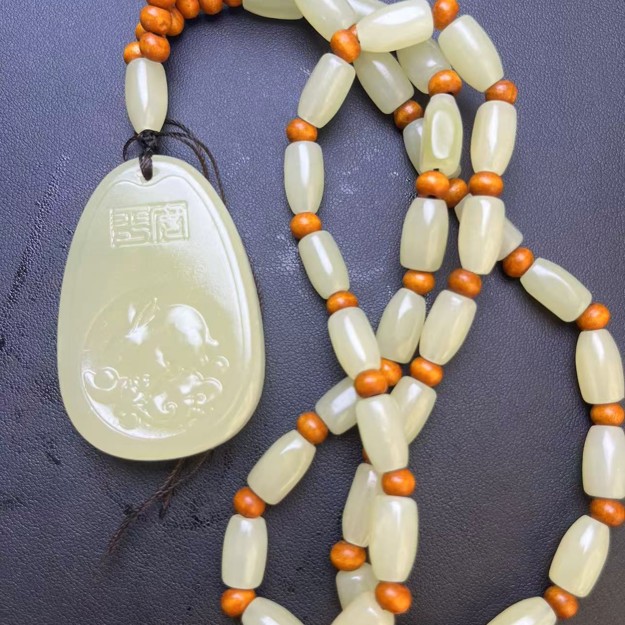 天然青海料方解石玉晴水椭圆形生肖兔A04