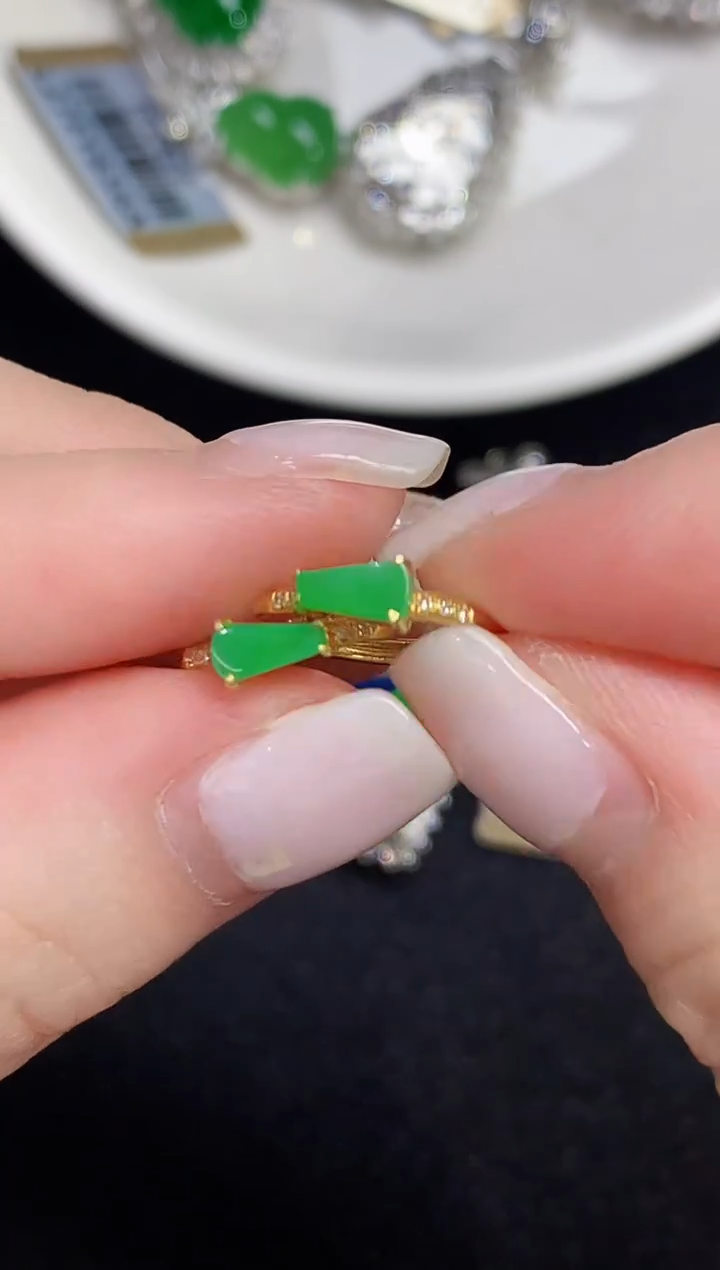 18K金镶嵌翡翠耳饰多样性发其一