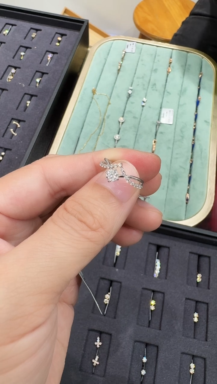 18K金镶嵌戒指钻石75分老钱风戒指