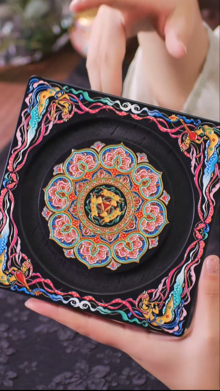 壹藏贰宝三兔图案小壶承