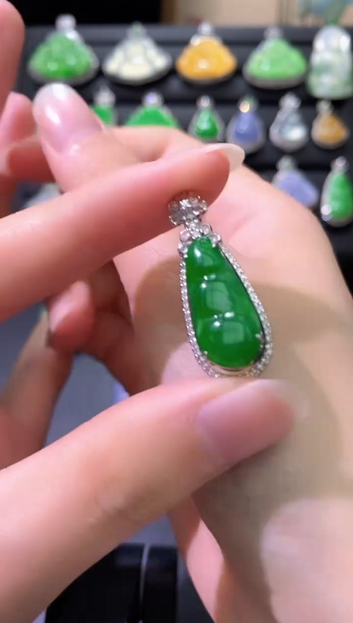 颈饰18K金镶嵌翡翠豆子