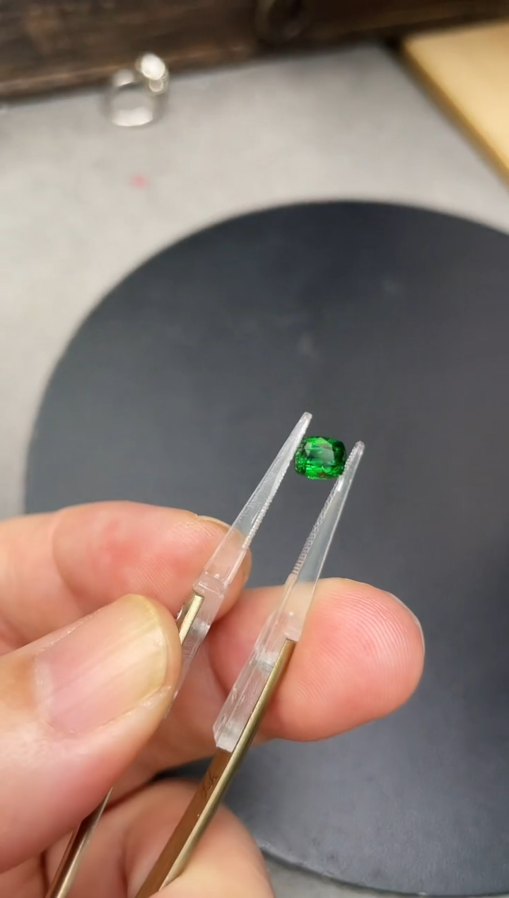 未镶嵌裸石石榴石（沙弗莱）1.02克拉