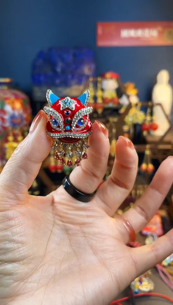 【闪购商品】382号醒狮红色珐琅流苏胸针