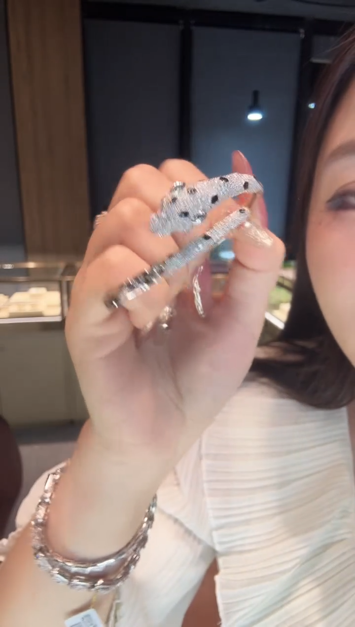 【闪购商品】钻石手镯18K金镶嵌豹子