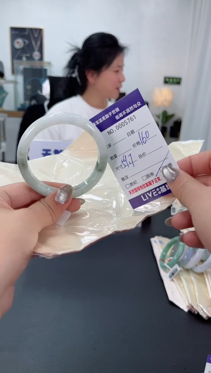 【闪购商品】翡翠手镯未镶嵌天然翡翠A货