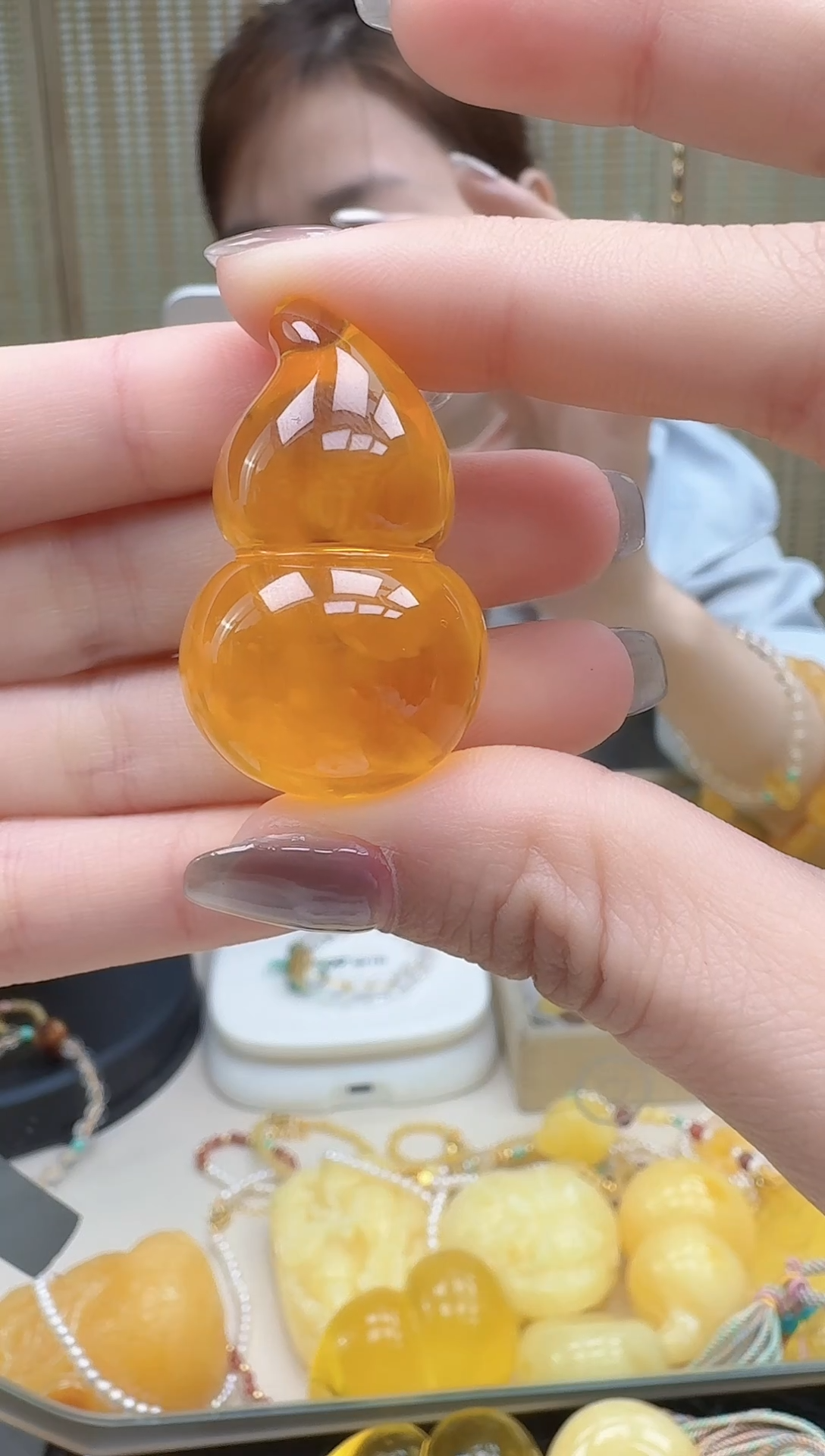 未镶嵌琥珀裸石如图