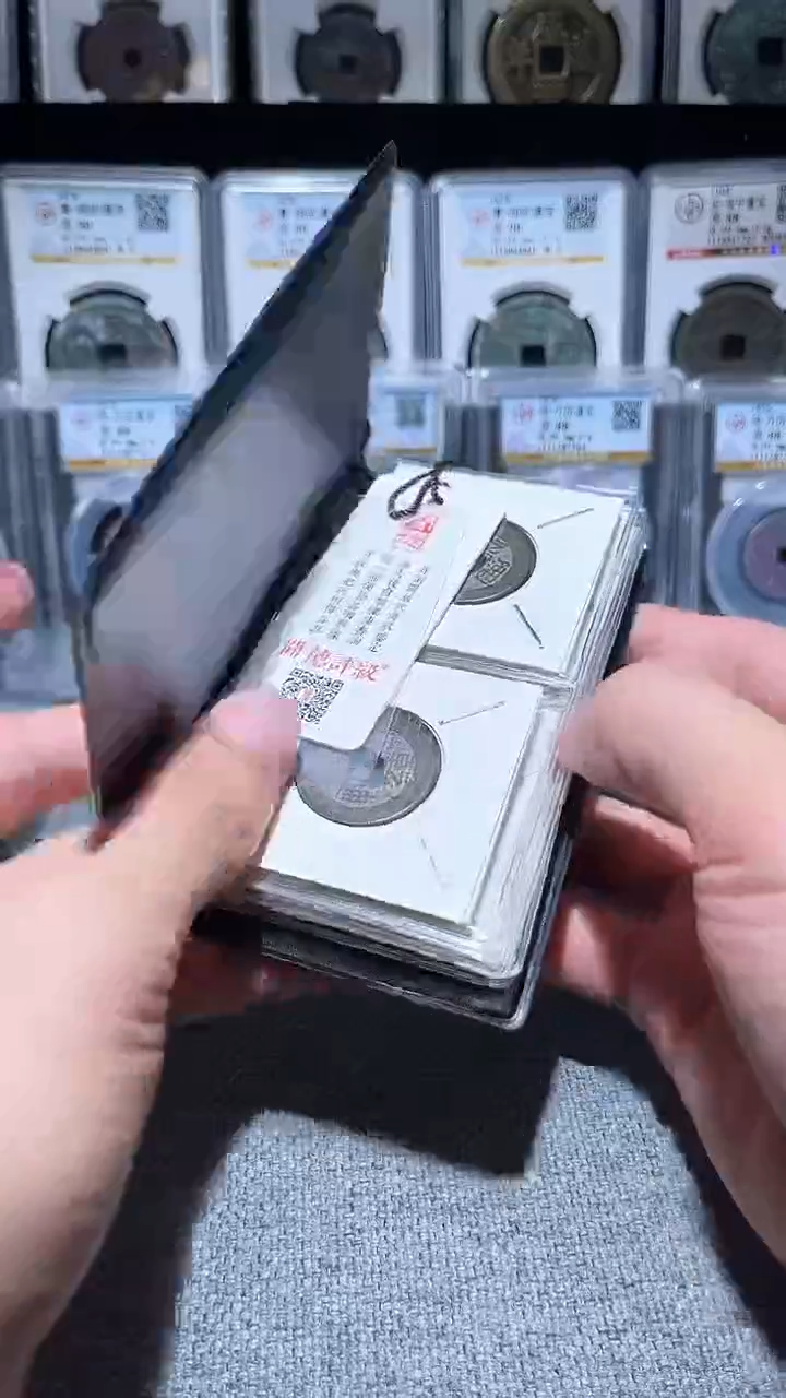 铜A582闻德清代乾隆通宝黑漆古册24+