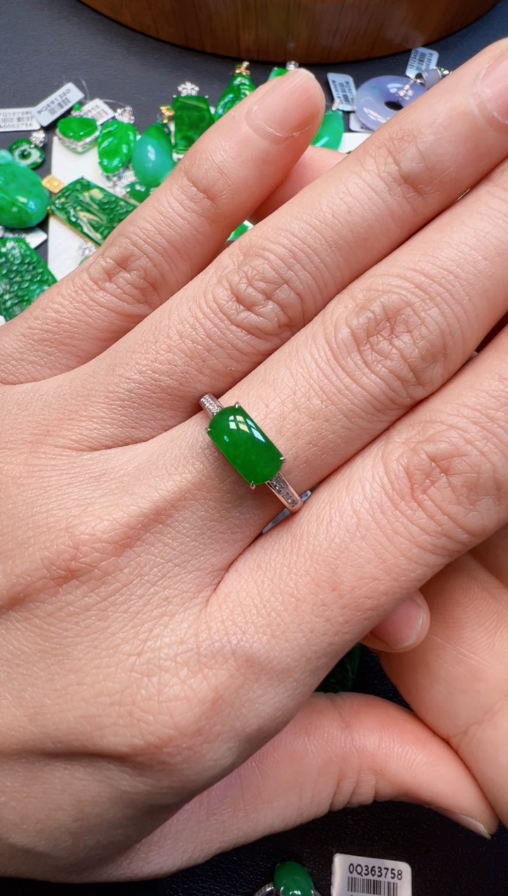【闪购商品】翡翠戒指18K金镶嵌6800元